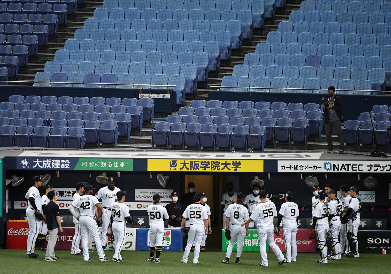 紅白戦開始前、間隔を開けて円陣を組むオリックスナイン（撮影・前岡正明）