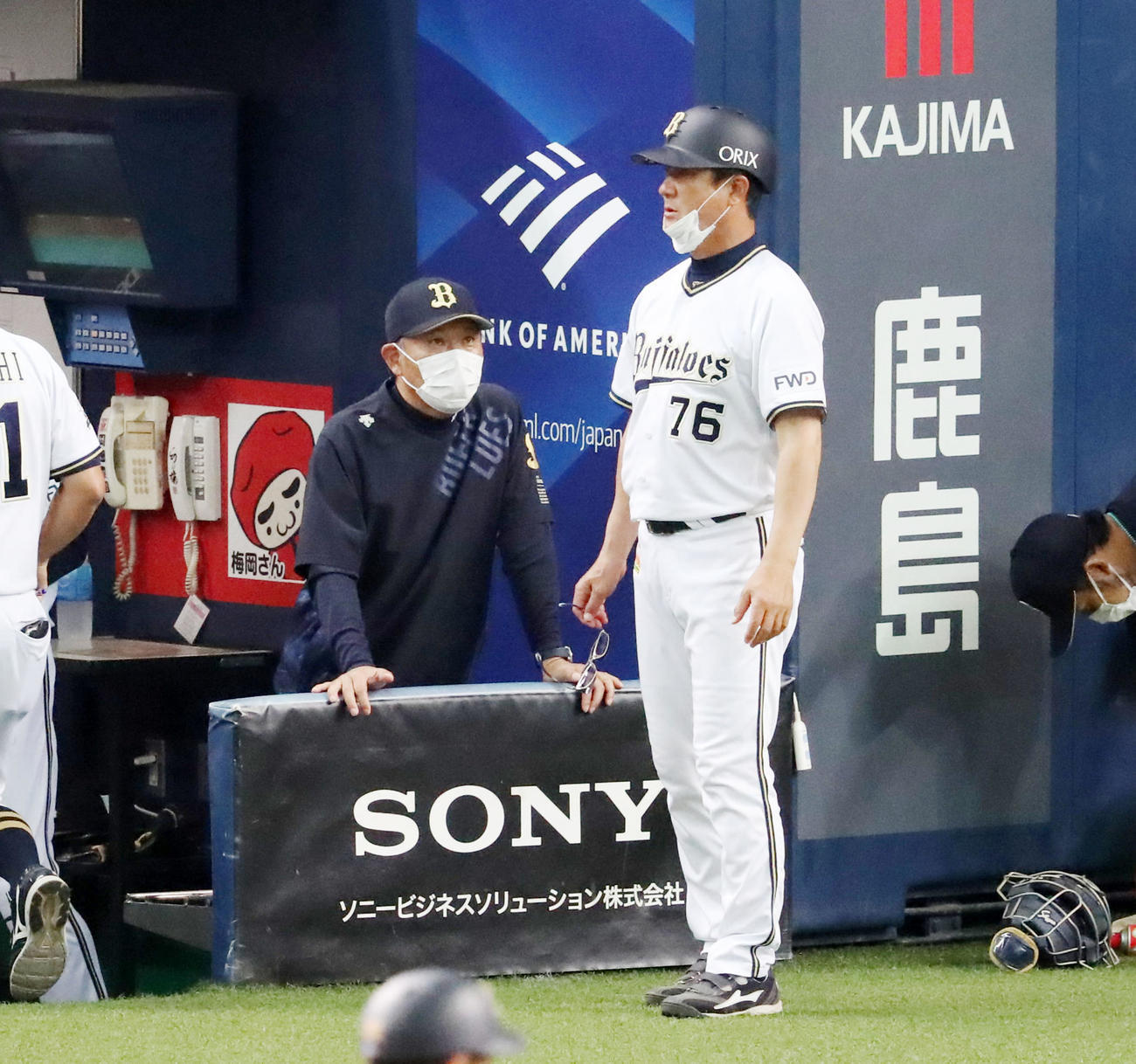 オリックス紅白戦　紅組対白組　6回表を終え、ベンチからグラウンドを見つめる西村監督、右は風岡コーチ（撮影・加藤哉）