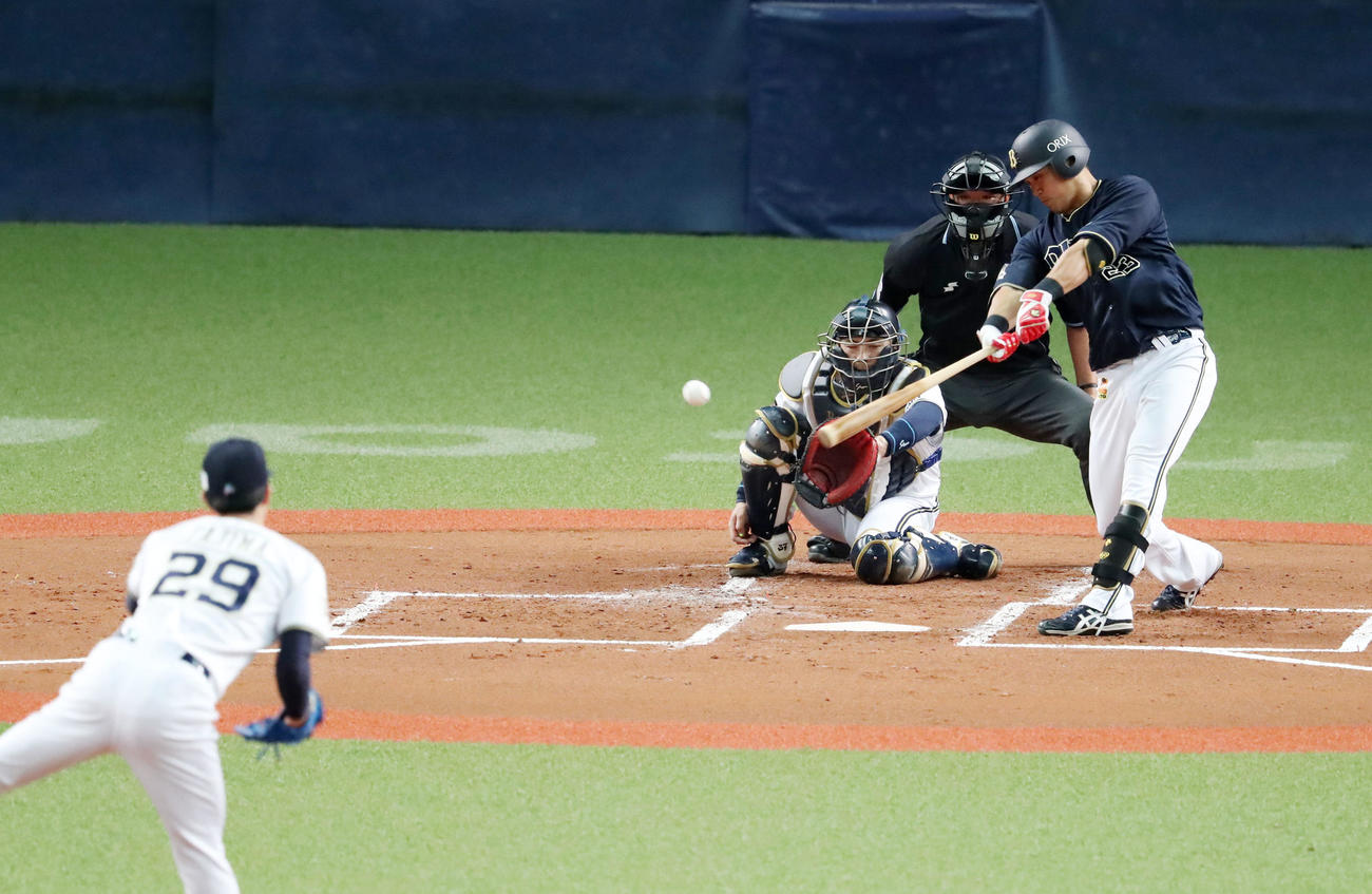 オリックス紅白戦　紅組対白組　2回表紅組2死一塁、伏見は右前打を放つ（撮影・加藤哉）