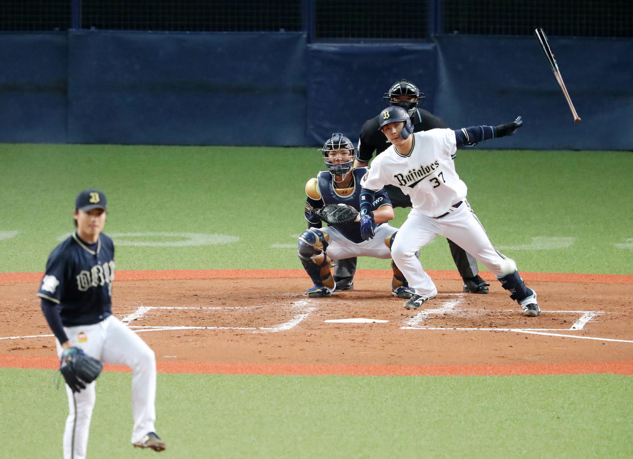 オリックス紅白戦　紅組対白組　3回裏白組1死、若月は中前打を放つ（撮影・加藤哉）