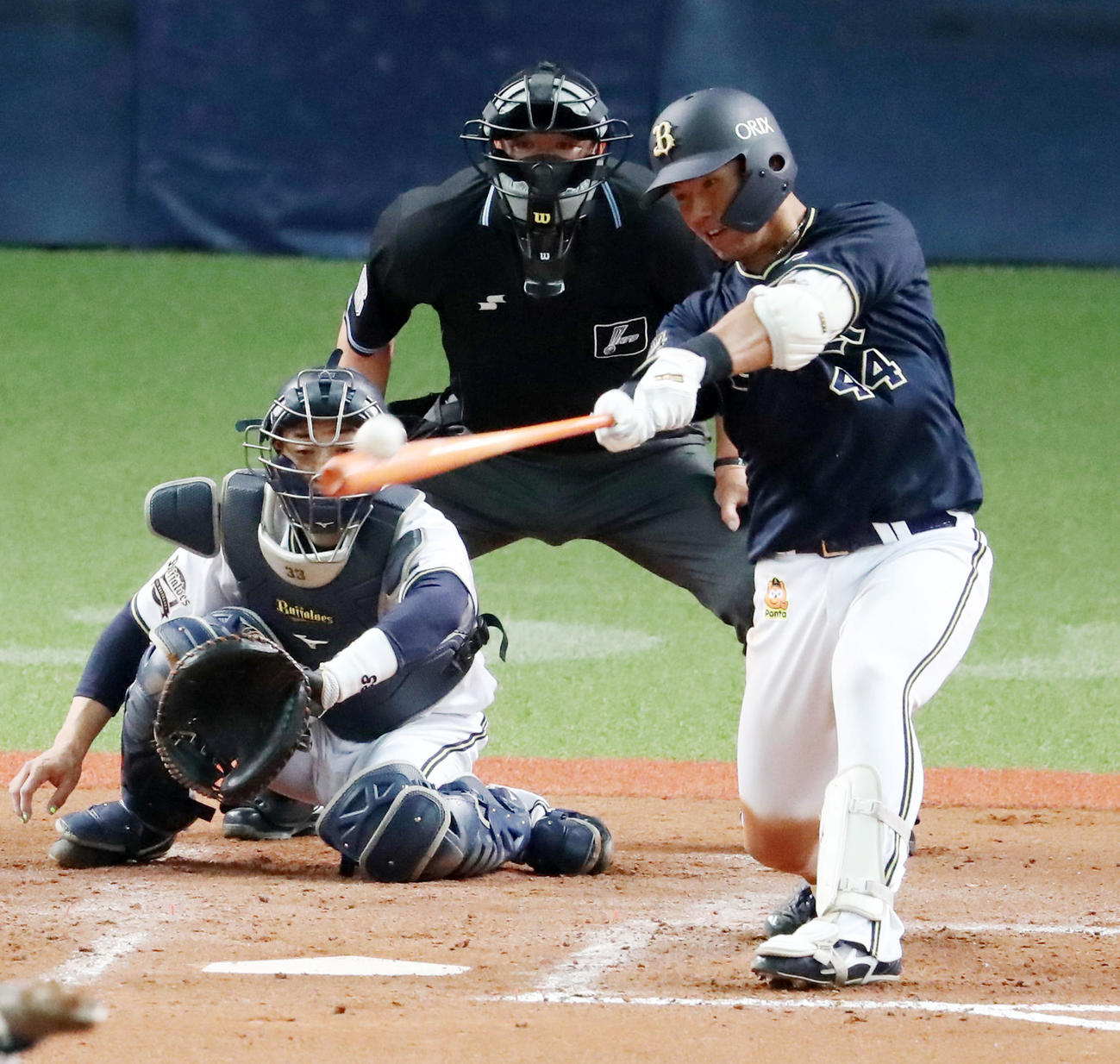 オリックス紅白戦　紅組対白組　4回表紅組2死二塁、頓宮は左前適時打を放つ（撮影・加藤哉）