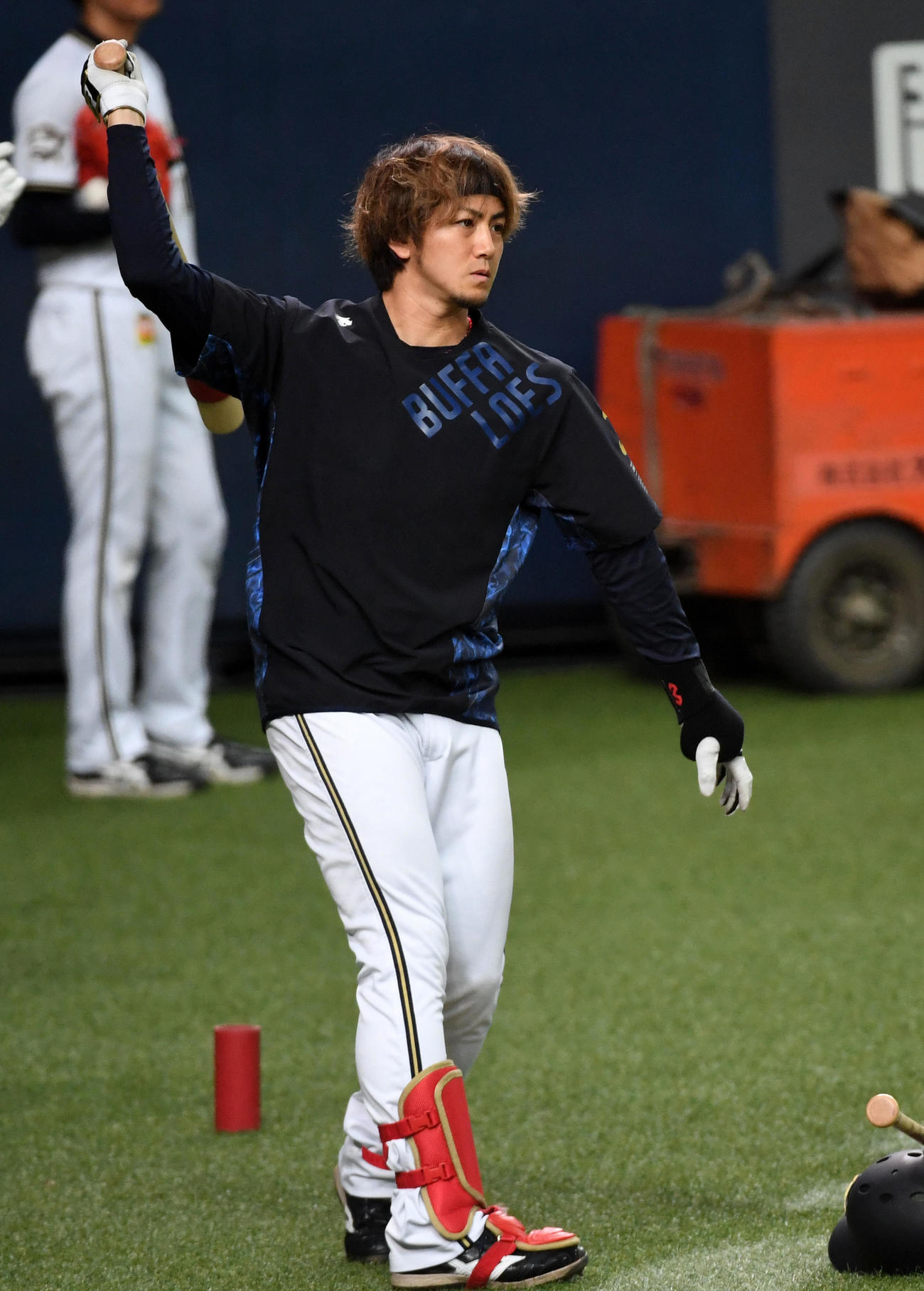 打撃練習を待つオリックス小田（撮影・前岡正明）