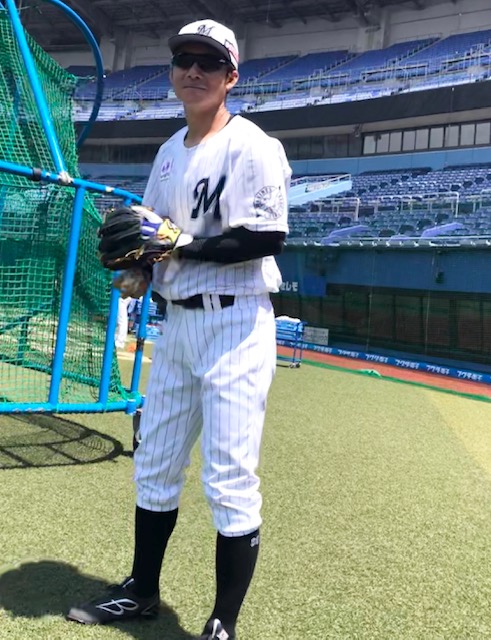 キャッチボールのためグラウンドに出るロッテ鳥谷
