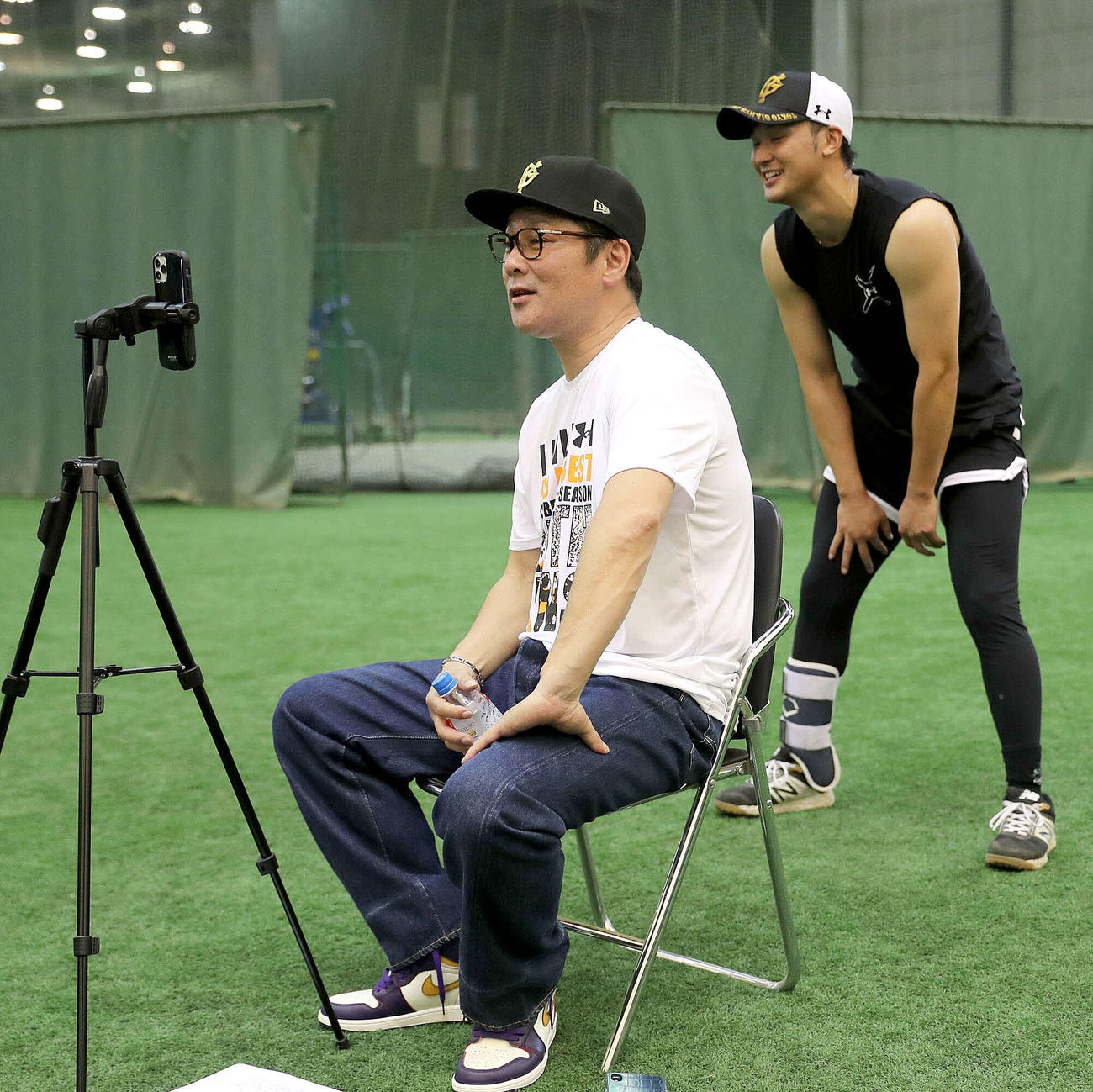 インスタライブを行った巨人元木コーチ（手前）。後方は吉川尚（提供：読売巨人軍）