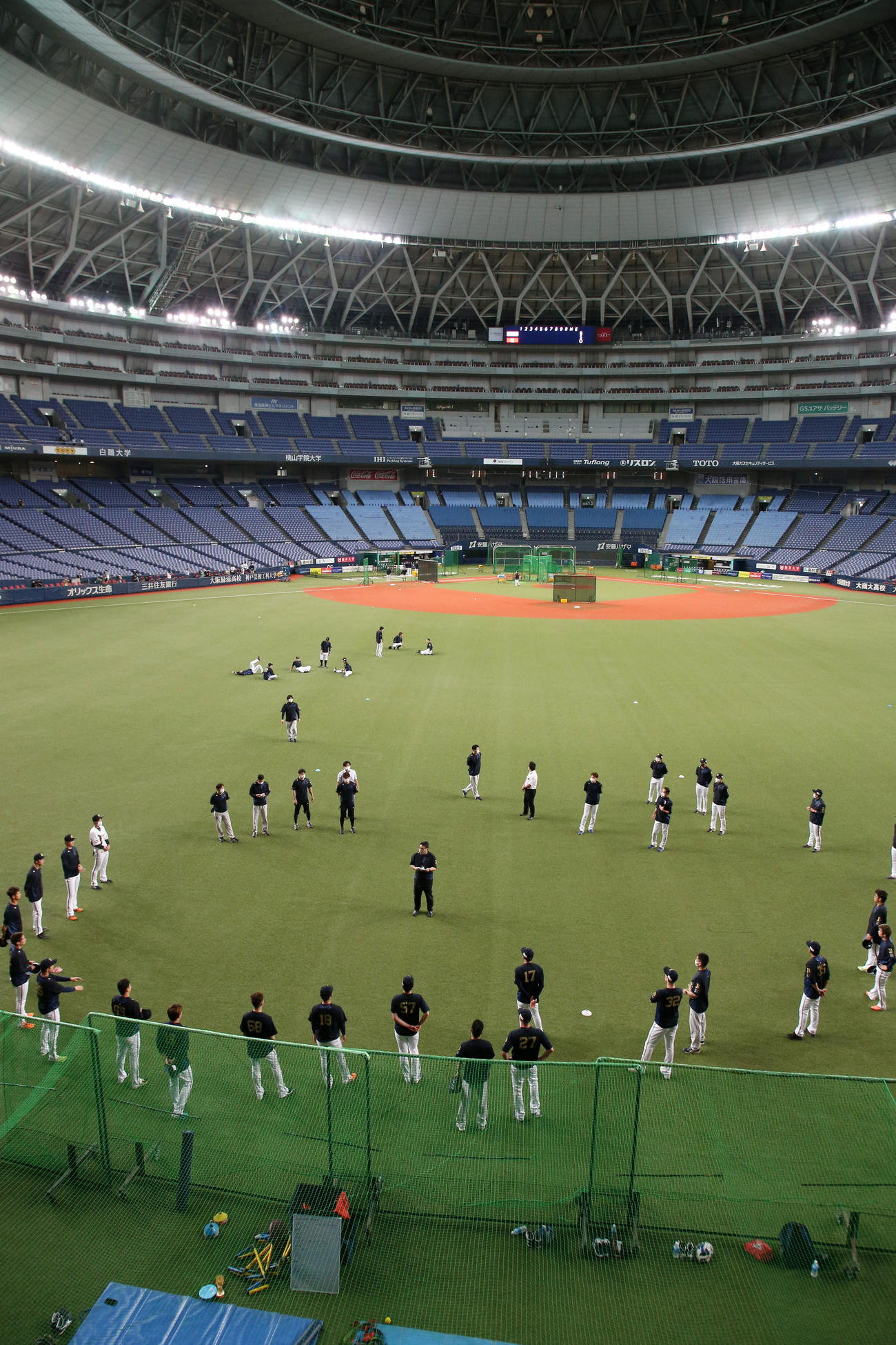 選手同士の間隔を開けてミーティングするオリックスナイン（撮影・加藤哉）