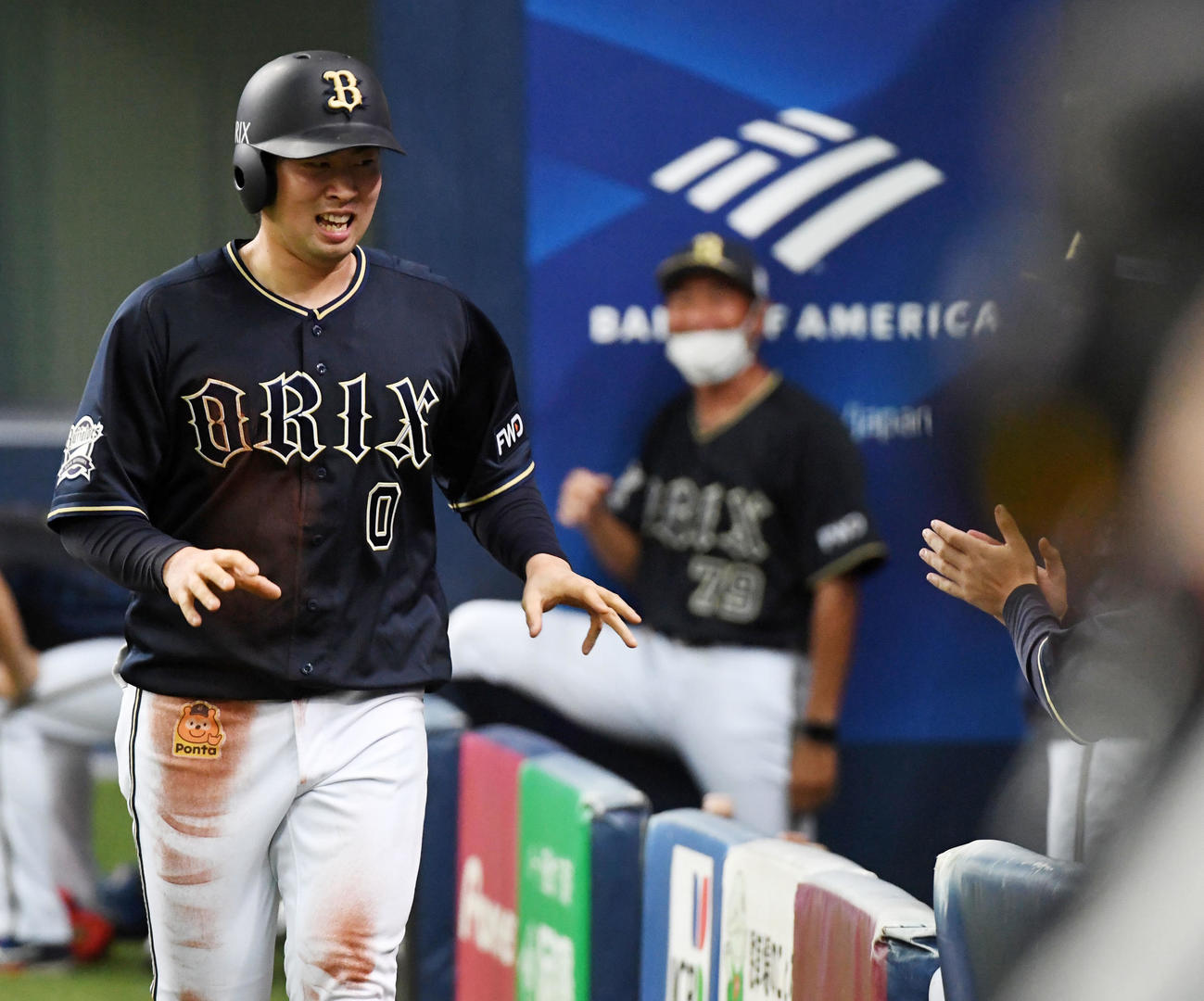 紅白戦　4回表紅組2死一塁、頓宮の左前適時打で生還した勝俣はナインとエアタッチ（撮影・前岡正明）