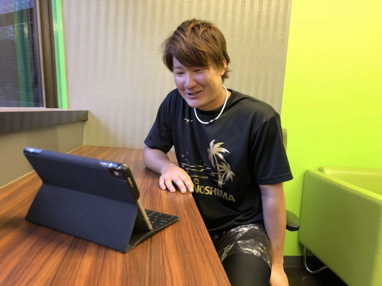 笑顔でオンライン取材を受ける日本ハム渡辺（球団提供）