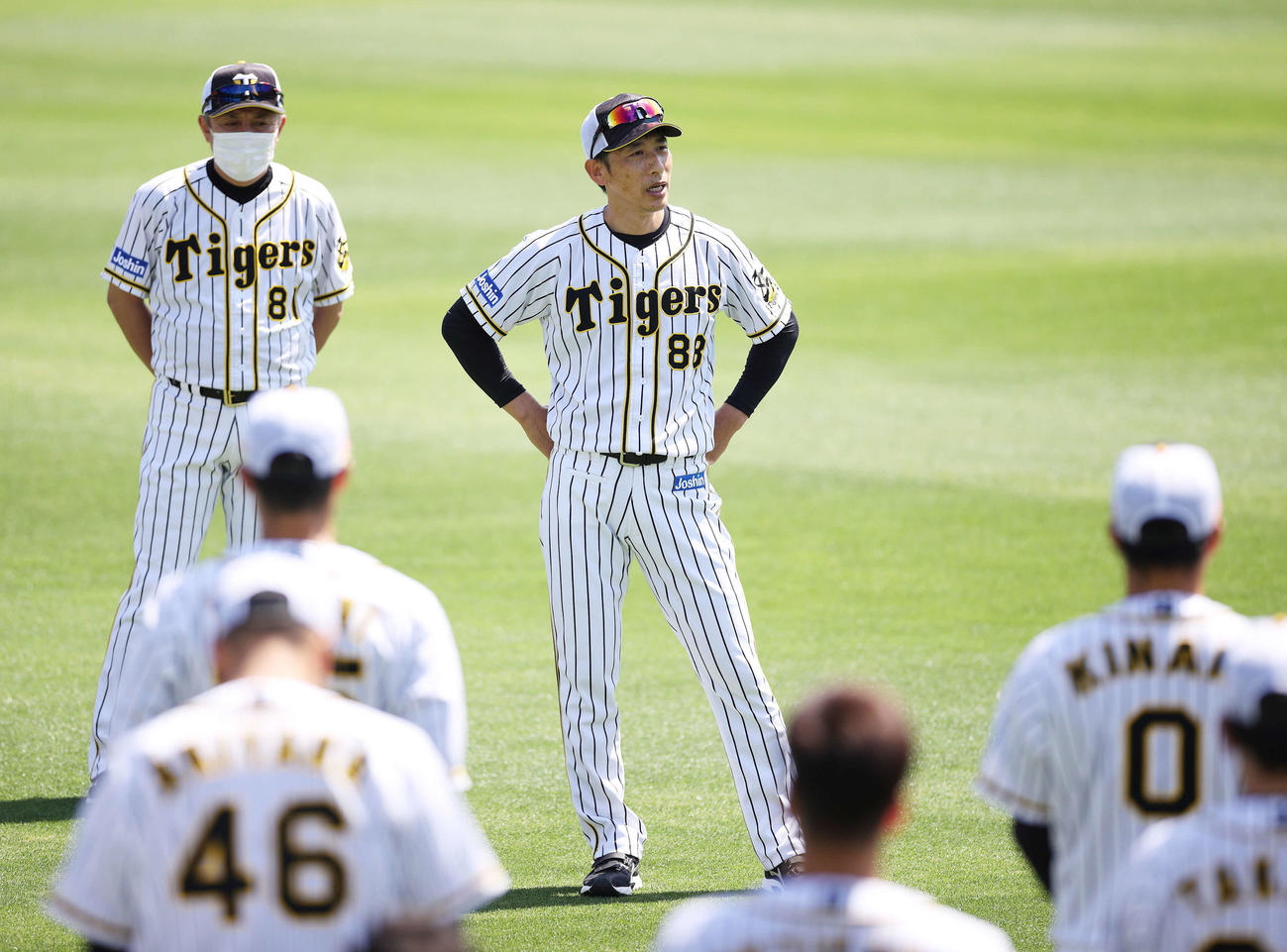 23日、練習を前に選手の前で話す矢野監督（球団提供）
