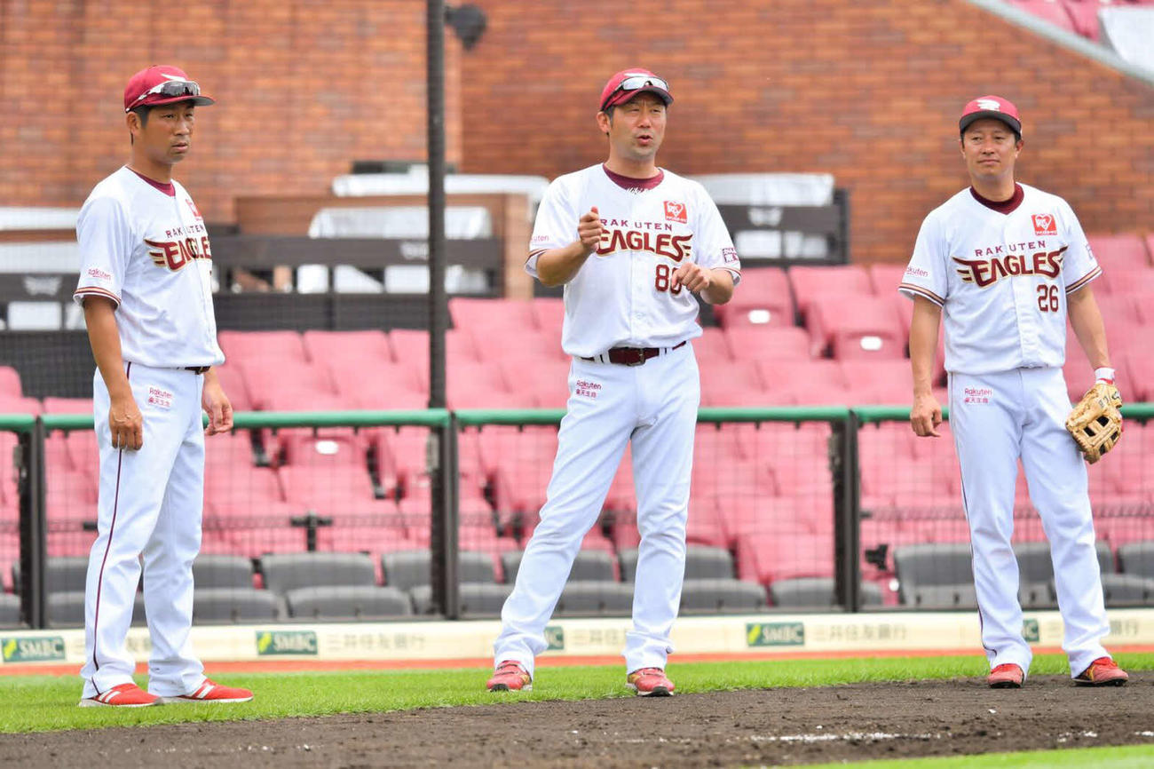 グループ練習で指示を出す三木監督（中央）。左は塩川内野守備走塁コーチ、右は渡辺直内野手兼打撃コーチ（球団提供）