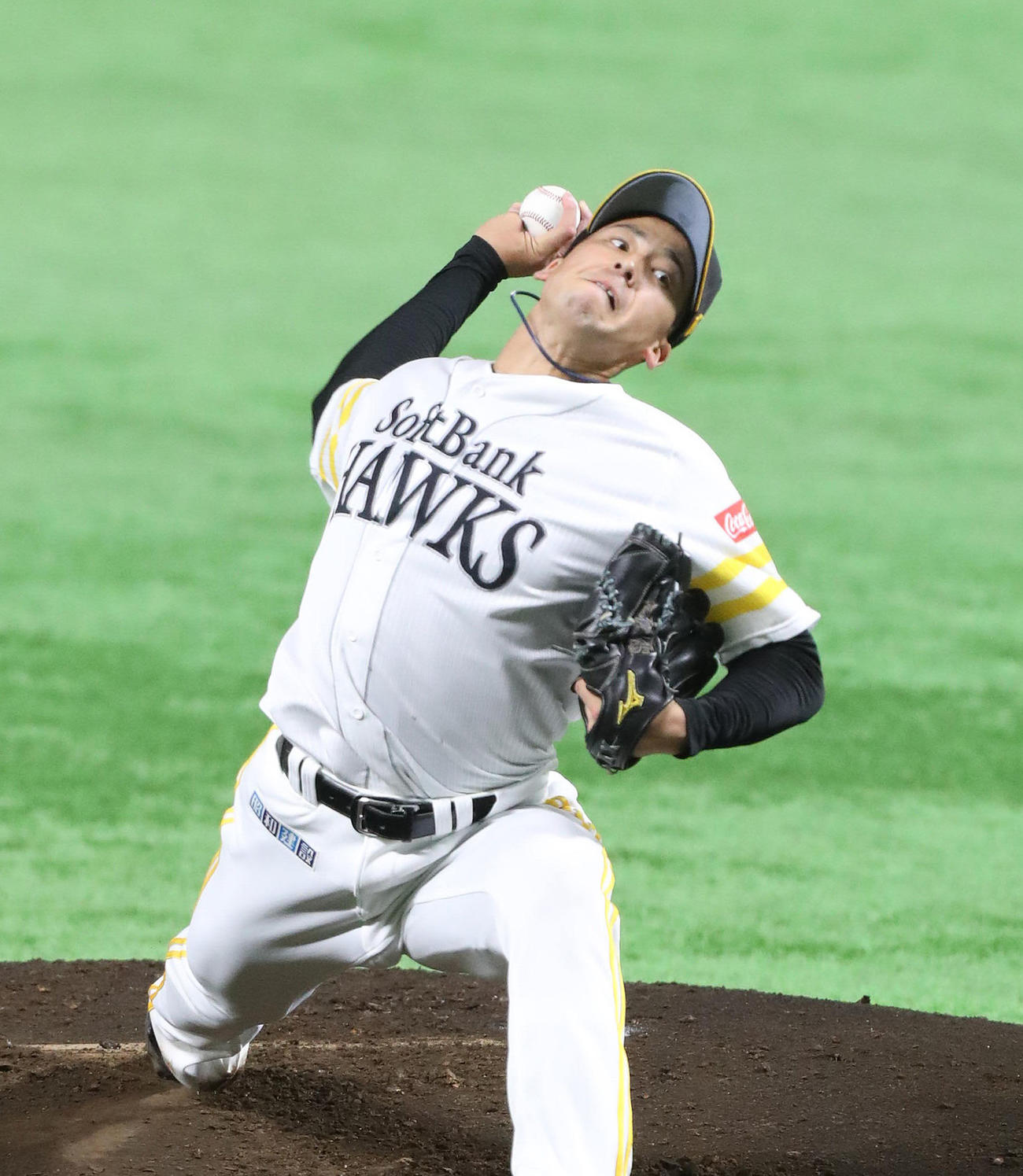 投球する白組先発のソフトバンク尾形