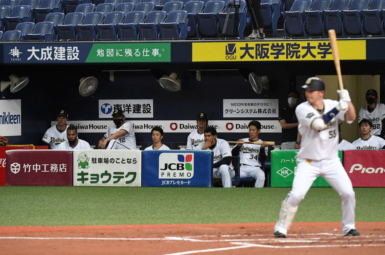 紅白戦　試合を見るオリックスナイン（撮影・前岡正明）