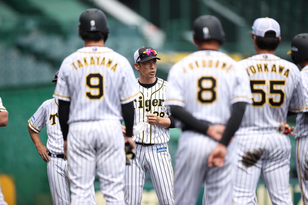 ナインに話す矢野監督（球団提供）