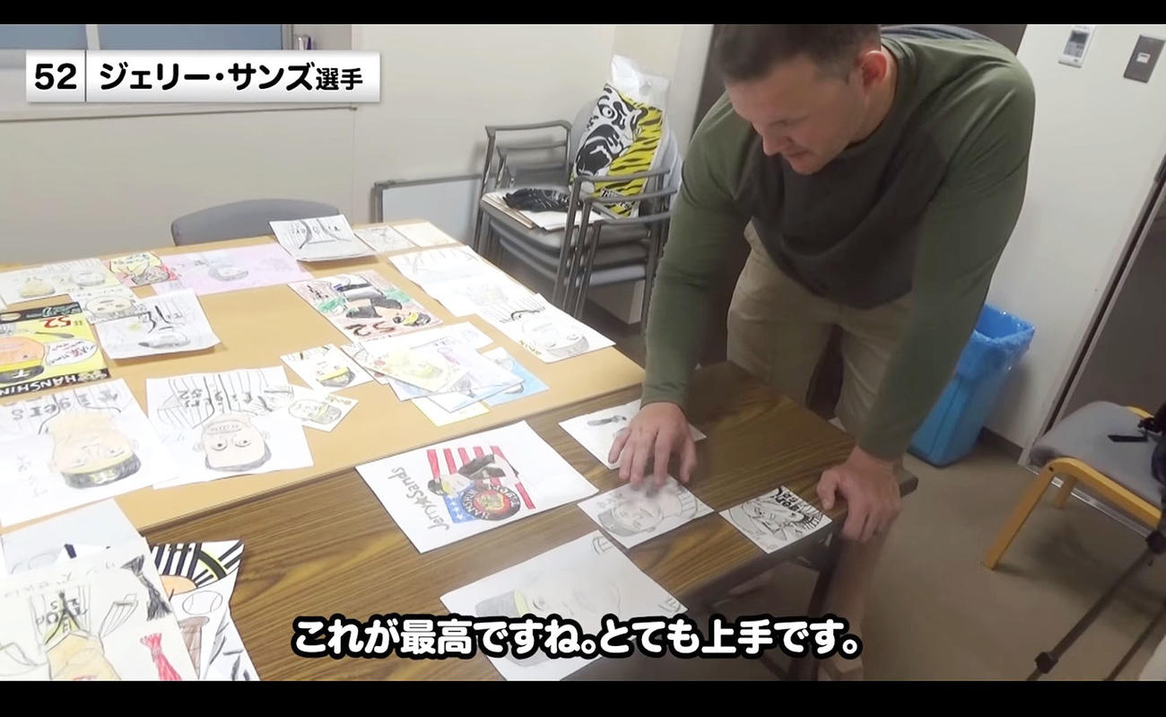 第1回似顔絵コンテストの応募作品を審査するサンズ（阪神タイガース公式YouTubeから）