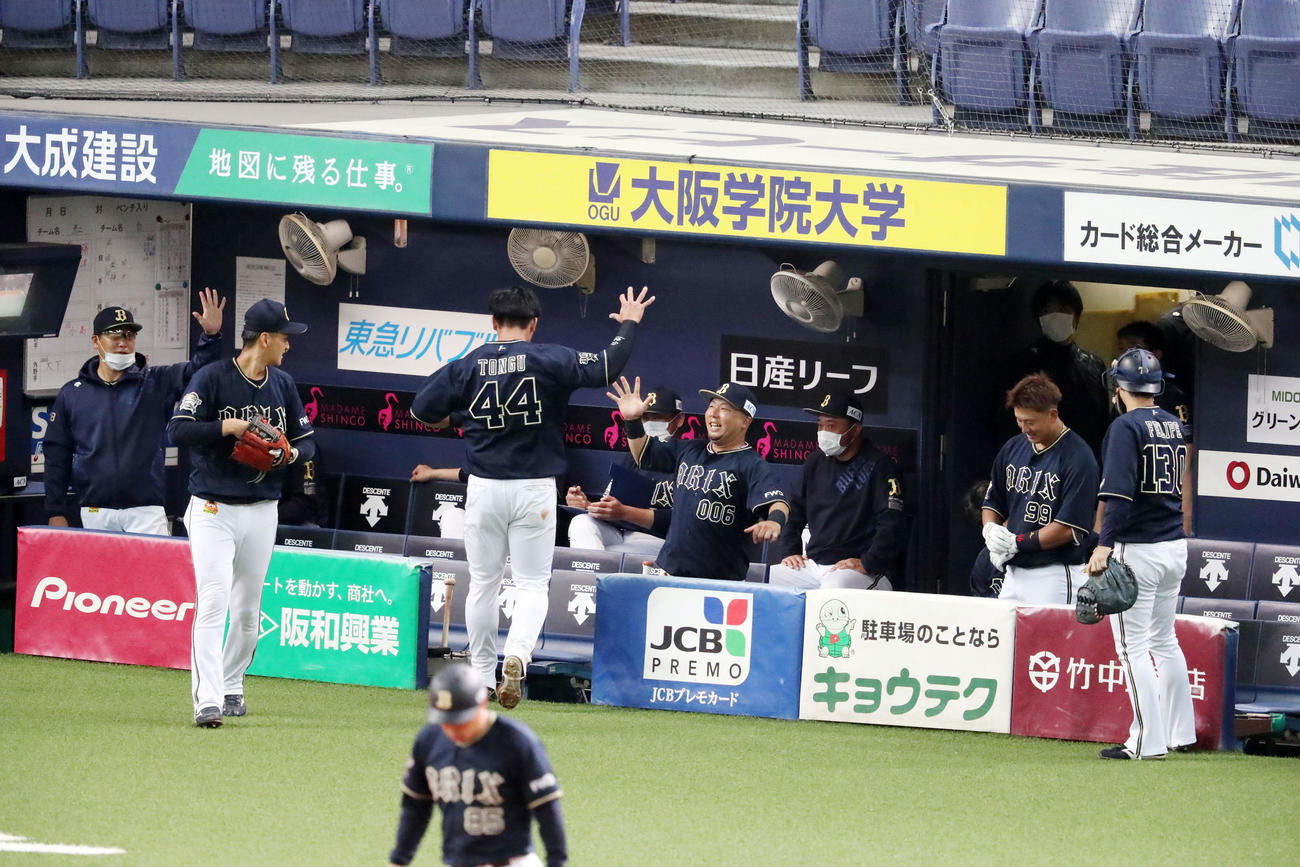 オリックス紅白戦　紅組対白組　4回表紅組2死二塁、左前適時打を放ち攻守交代でベンチへ戻ってきた頓宮（背中）をエアタッチで迎える紅組ナイン（撮影・加藤哉）