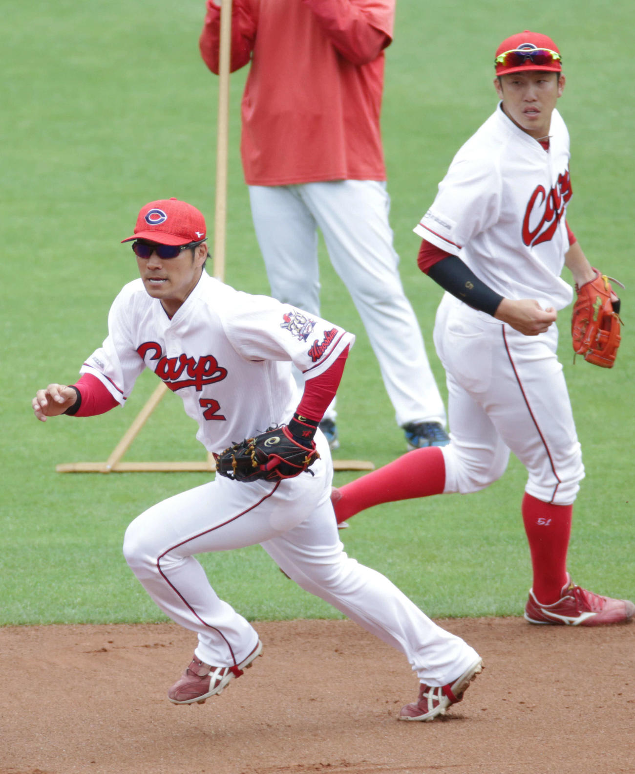 ノックを受ける広島田中広。右は小園（撮影・加藤孝規）