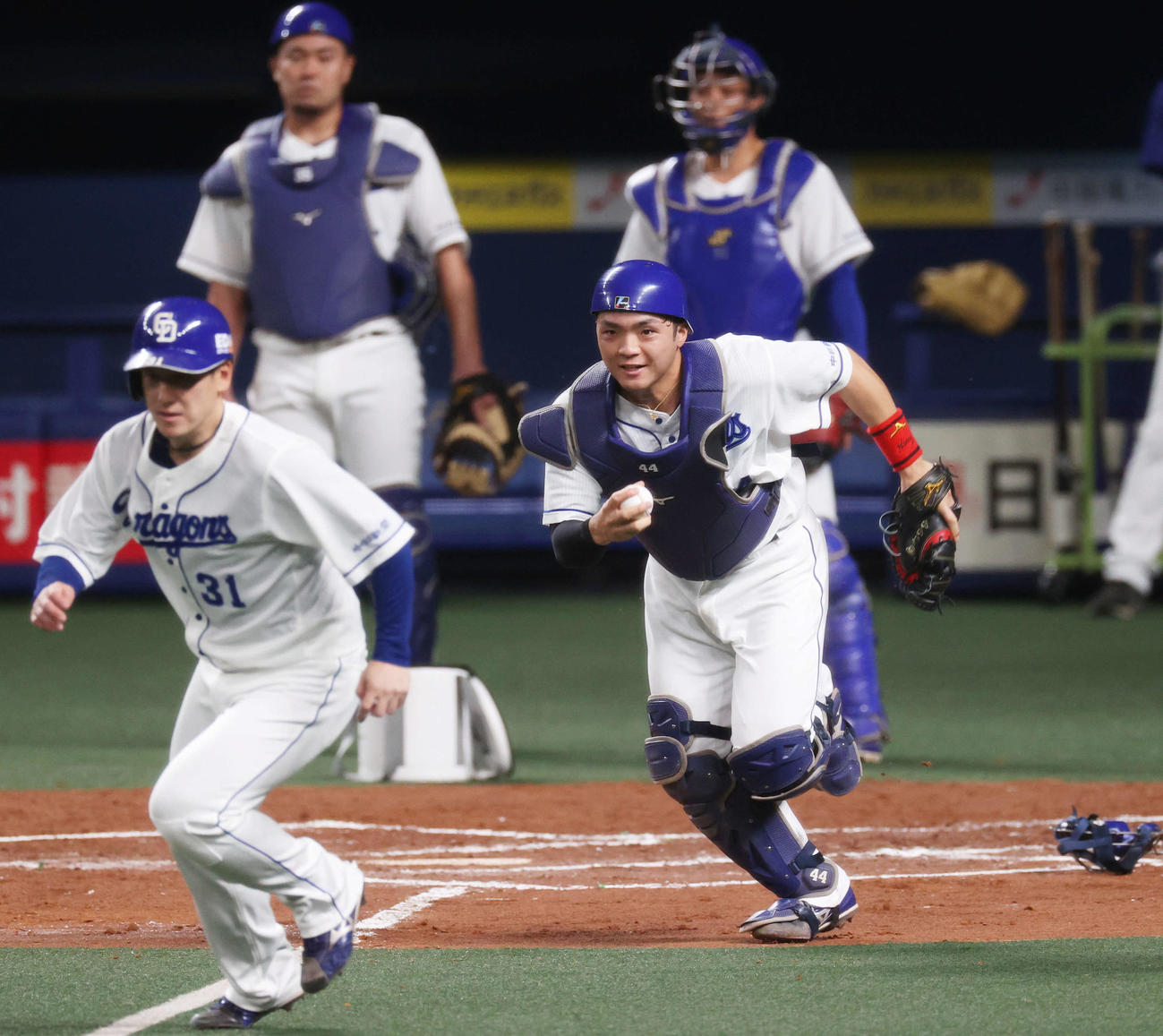 三本間で走者を追う中日郡司（現場代表）