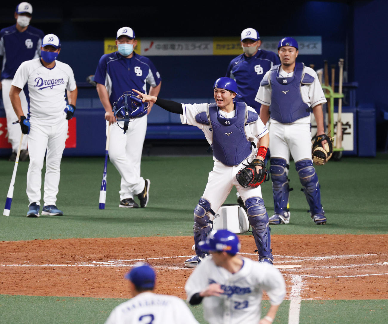 守備練習で野手に指示を出す中日郡司（現場代表）