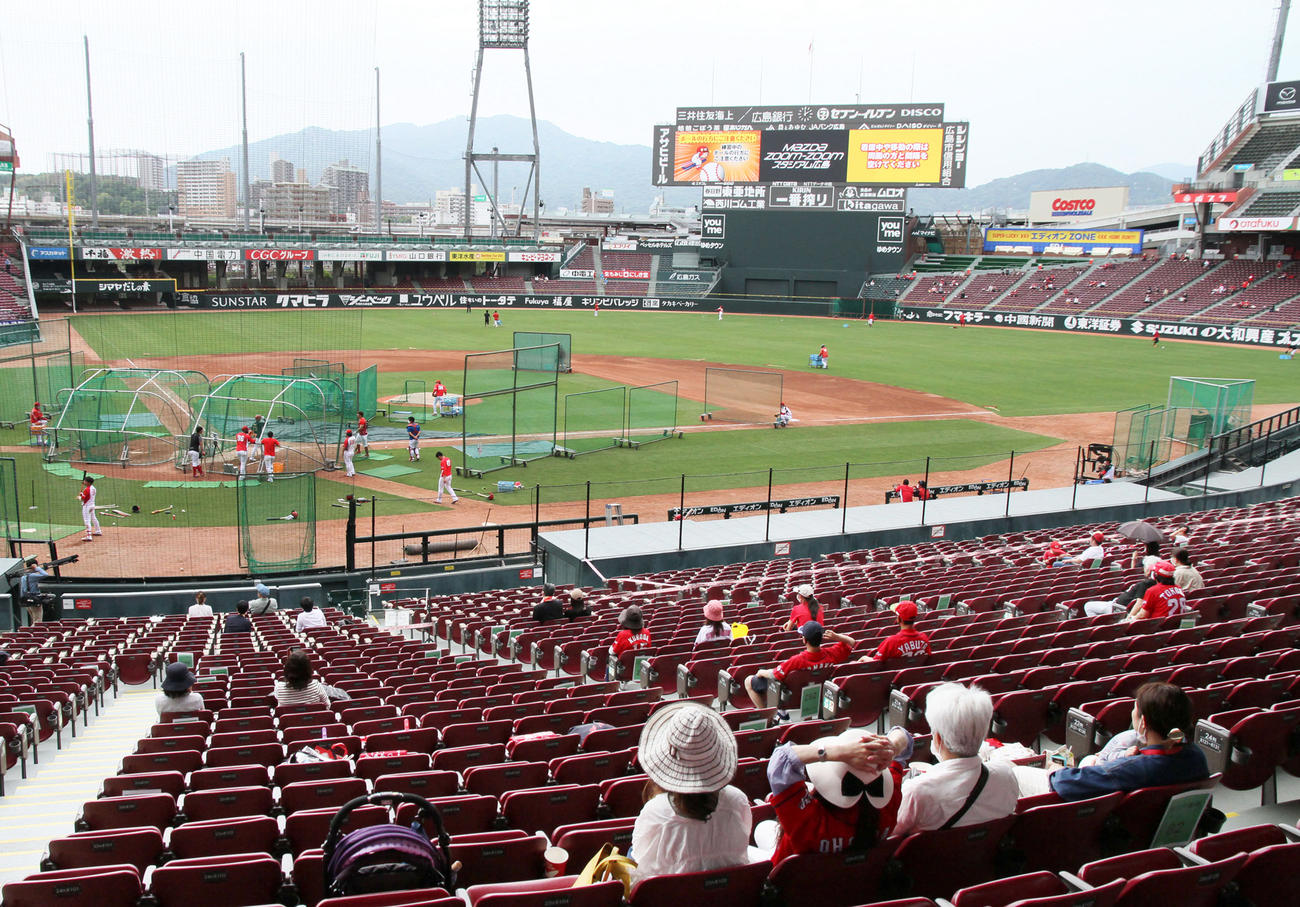 マツダスタジアムの客席から練習を見るファン（撮影・加藤孝規）