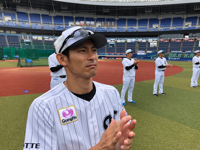 クラップ・フォー・ケアラーズを行う荻野らロッテ選手、首脳陣（球団提供）