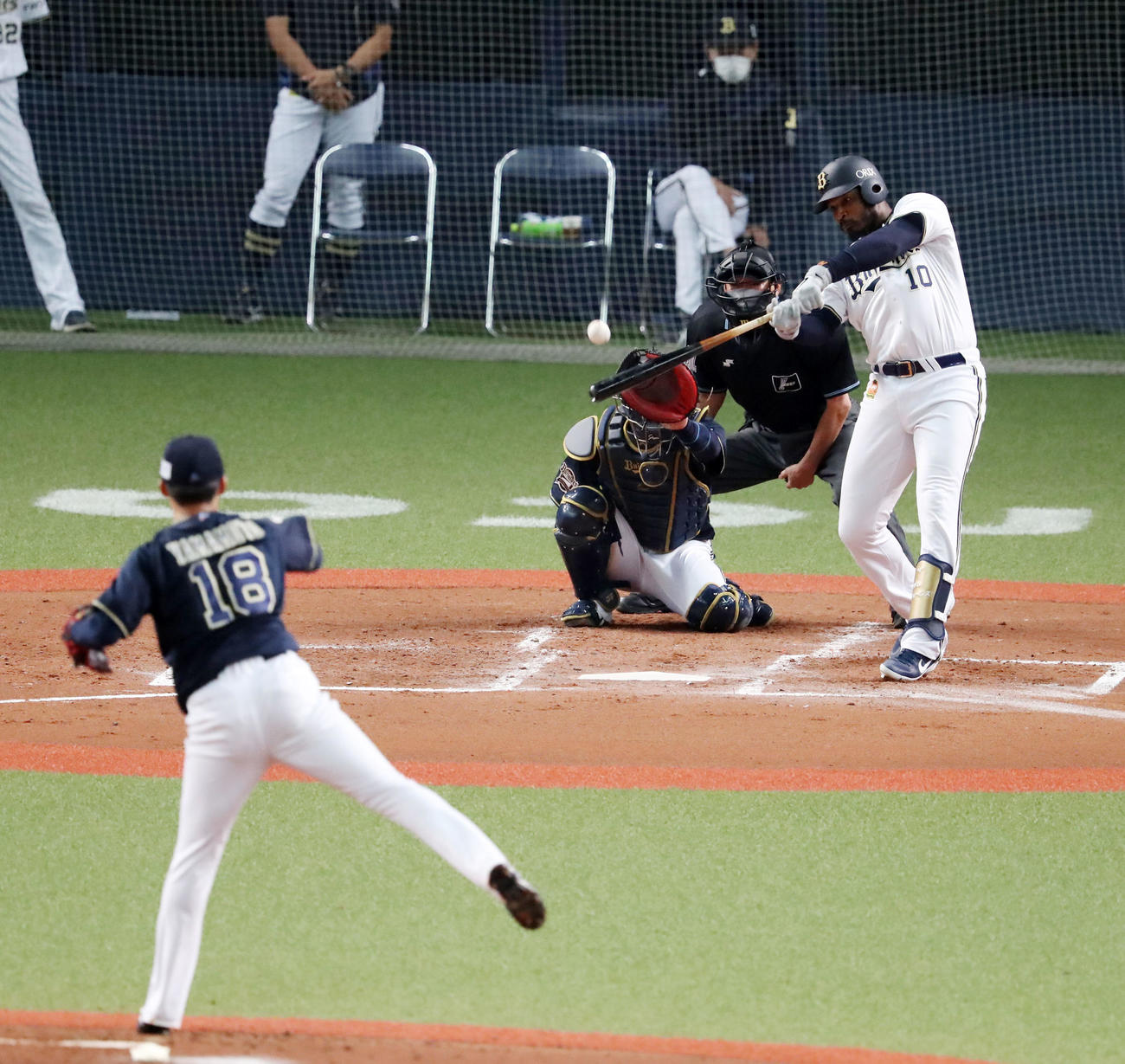 紅白戦　2回裏白組無死、ジョーンズは中越え二塁打を放つ、投手は山本由（撮影・加藤哉）