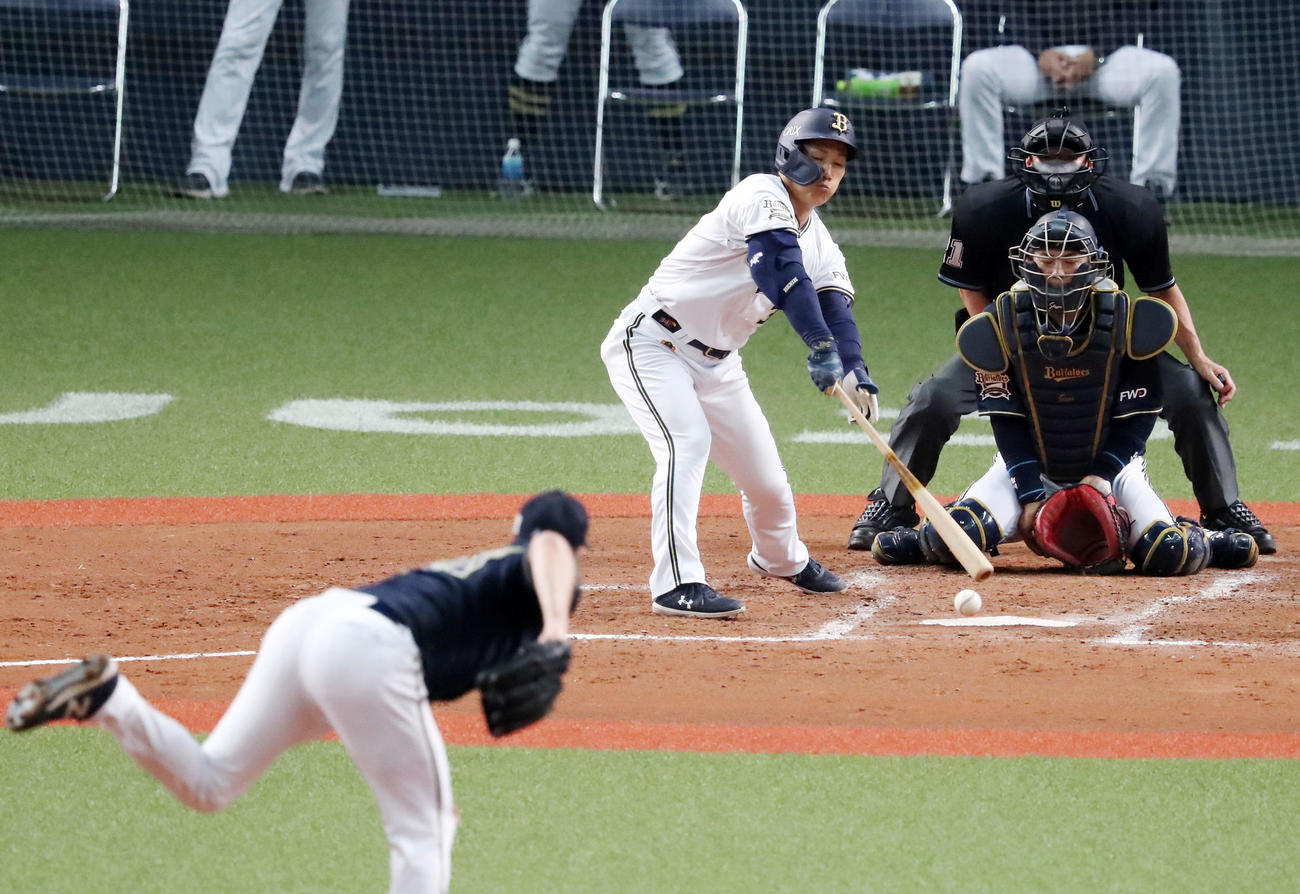 紅白戦　3回裏白組2死一、三塁、吉田正は中前適時打を放つ（撮影・加藤哉）