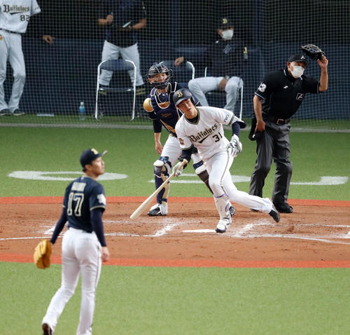 紅白戦　6回裏白組2死一塁、太田は左越え二塁打を放つ（撮影・加藤哉）