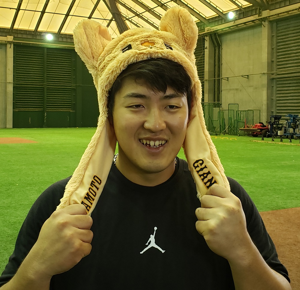 27日より予約販売される応援グッズ「ぴょこぴょこキャップ」。こちらは岡本和真内野手をモデルとしたオカモン