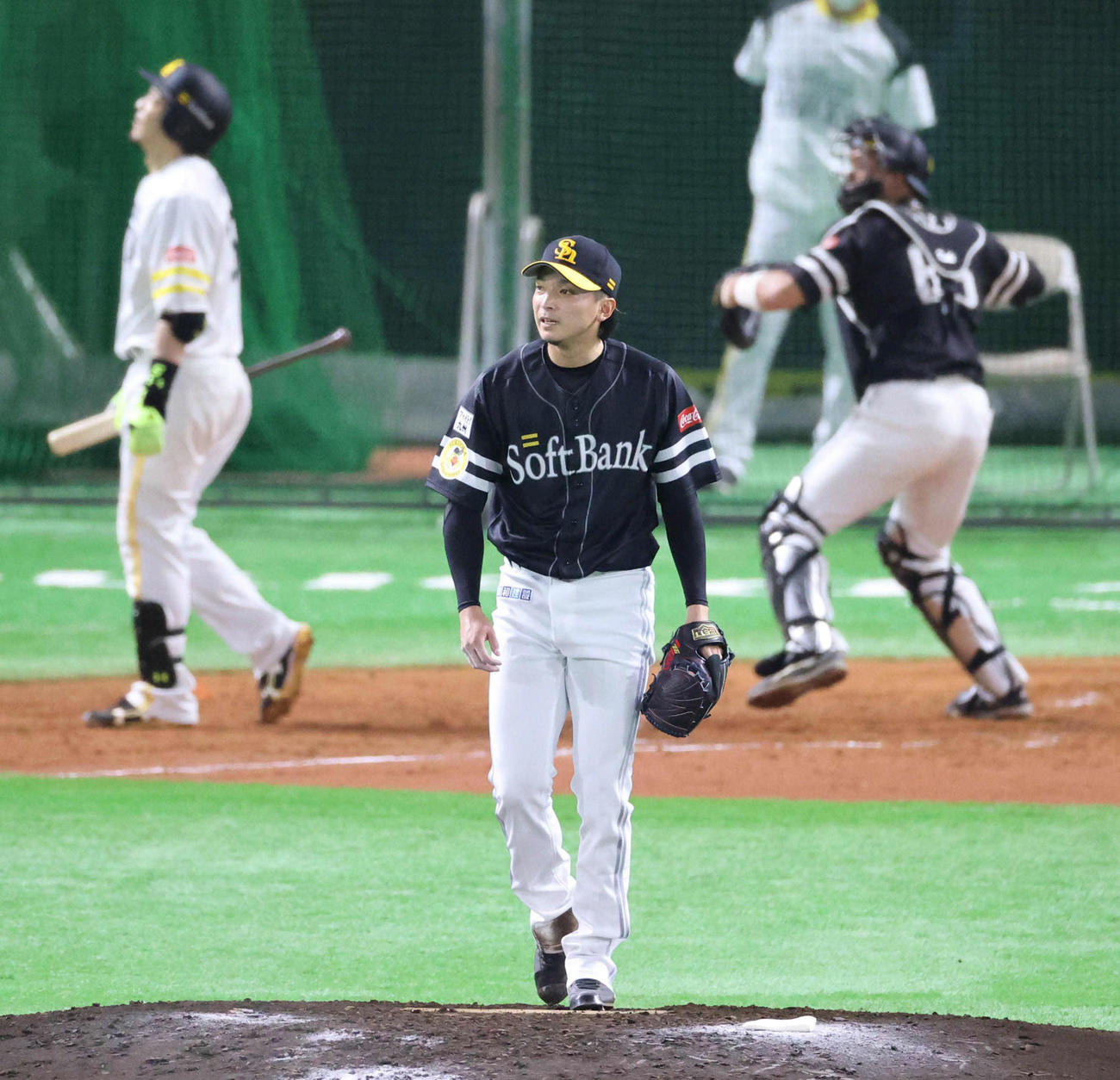 ソフトバンク紅白戦の4回裏白1死、松田宣（左）を空振り三振に仕留めた東浜