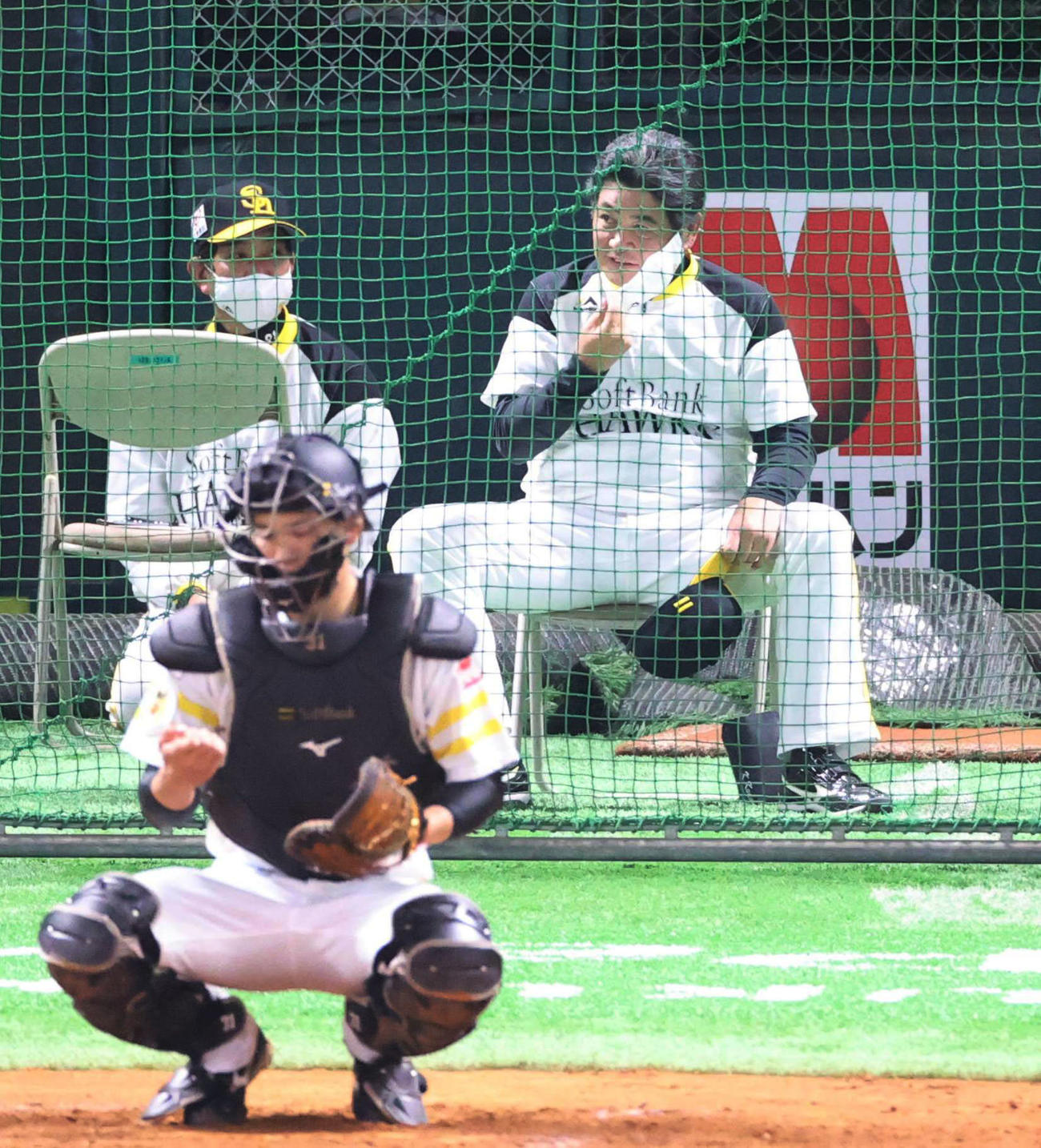 本塁後方からネット越しに紅白戦を見守るソフトバンク工藤監督（後方）（代表撮影）