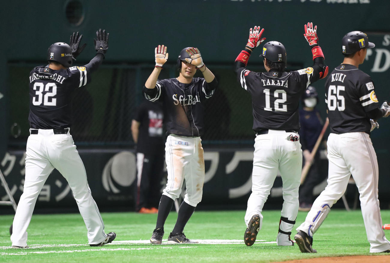 2回、ソフトバンク紅組の高谷裕亮（右から2人目）が本塁打を放ち、明石健志（中央）らと”エアタッチ”を交わす（代表撮影）