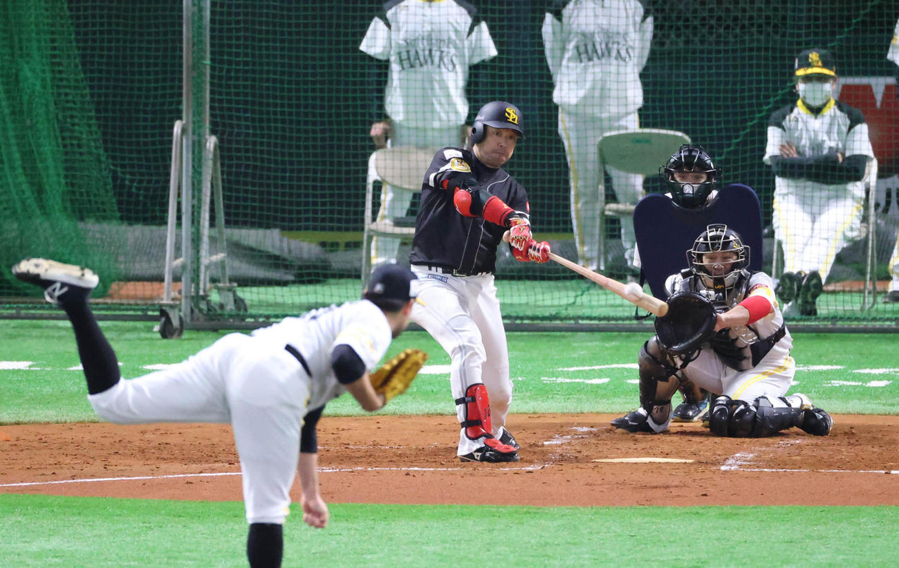 ソフトバンク紅白戦2回1死一、三塁、紅組の高谷裕亮は右越えに勝ち越しの3点本塁打を放つ（代表撮影）
