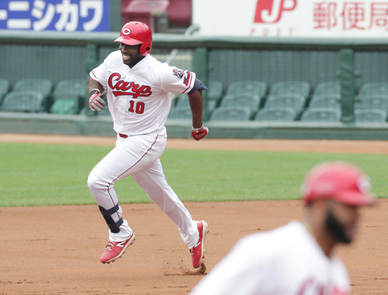 シート打撃で広島ピレラは三塁打を放ち、激走する。手前はメヒア（撮影・加藤孝規）