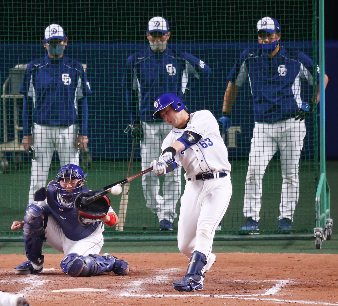 シート打撃で鈴木博志から安打を放つ堂上直倫