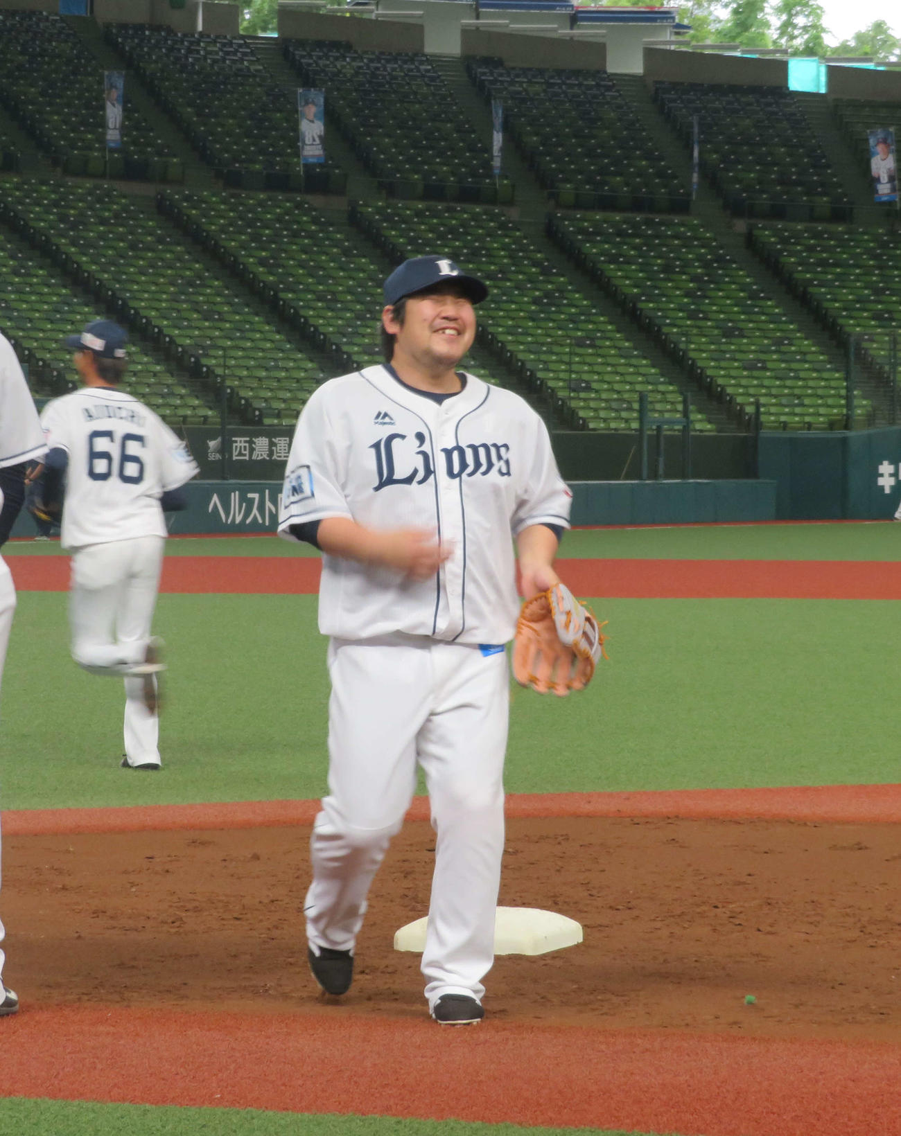 分離練習に参加する西武中村（手前）（球団提供）