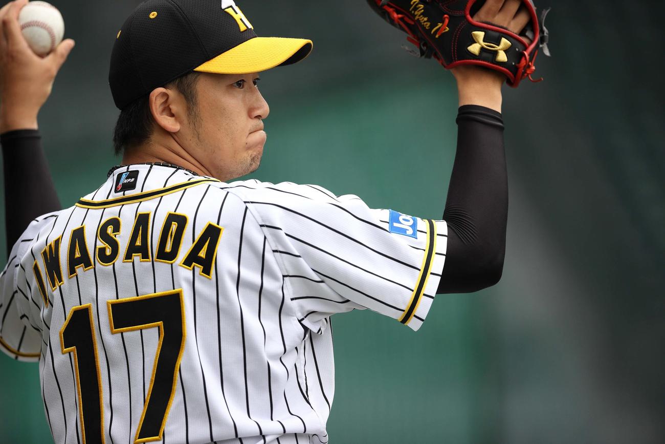 甲子園でキャッチボールする岩貞（球団提供）