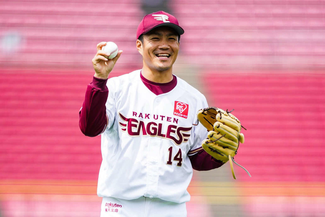 楽天生命パークでのグループ練習で、笑顔でキャッチボールを行う楽天則本昂（球団提供）