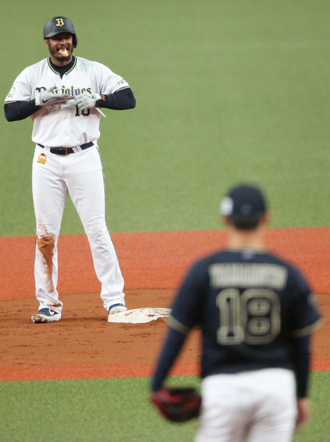 紅白戦　2回裏白組無死、ジョーンズは山本（手前）から中越え二塁打を放つ（撮影・上山淳一）