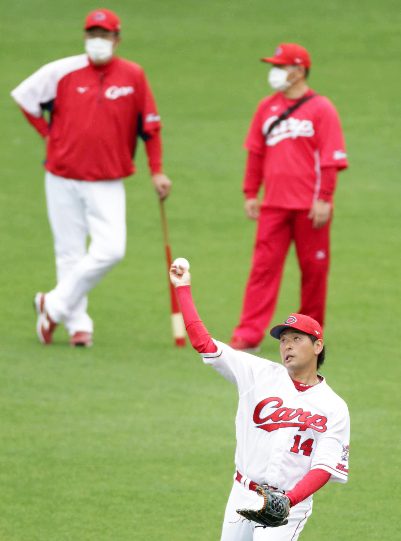 キャッチボールをする広島大瀬良。左後方は佐々岡監督（撮影・加藤孝規）