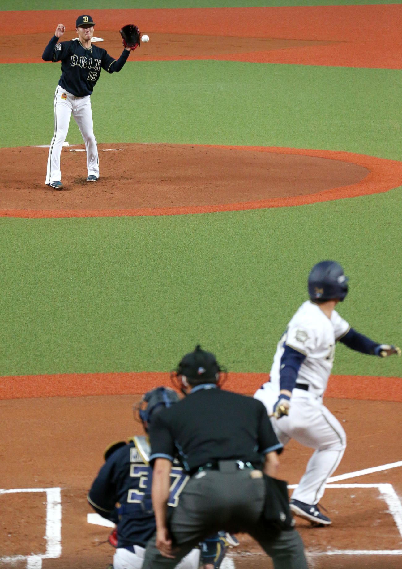 紅白戦1回裏白組2死、山本は吉田正を投ゴロに仕留める（撮影・上山淳一）