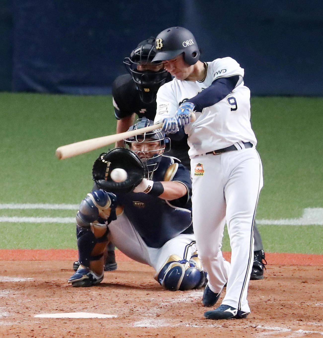 4回裏白組2死二、三塁、大城は左線に適時二塁打を放つ（撮影・加藤哉）