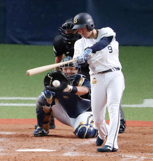 4回裏白組2死二、三塁、大城は左線に適時二塁打を放つ（撮影・加藤哉）