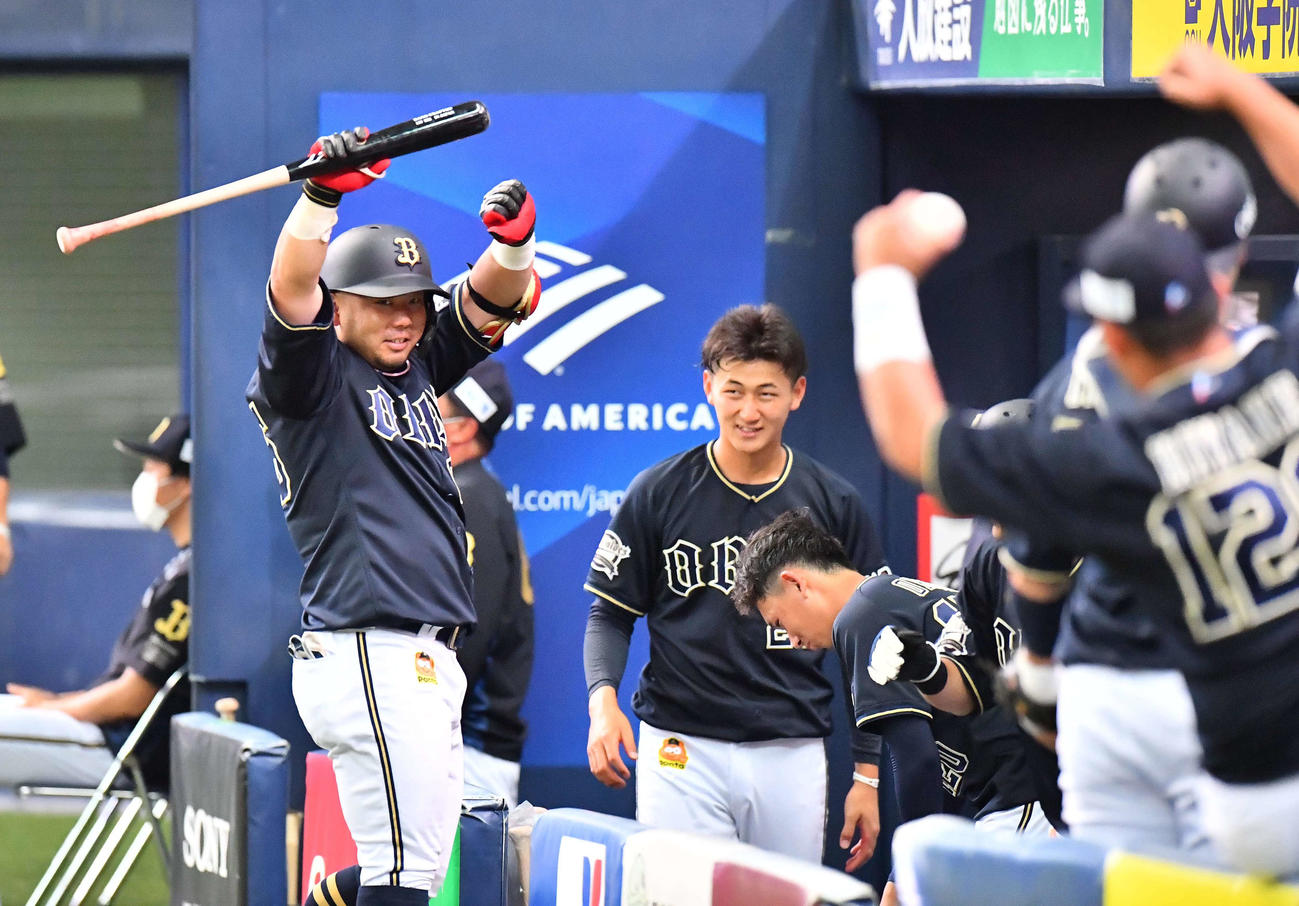 オリックス紅白戦　3回表紅組1死一、二塁、右中間へ3点本塁打を放ちベンチ前でエアータッチする大下誠一郎（撮影・上田博志）