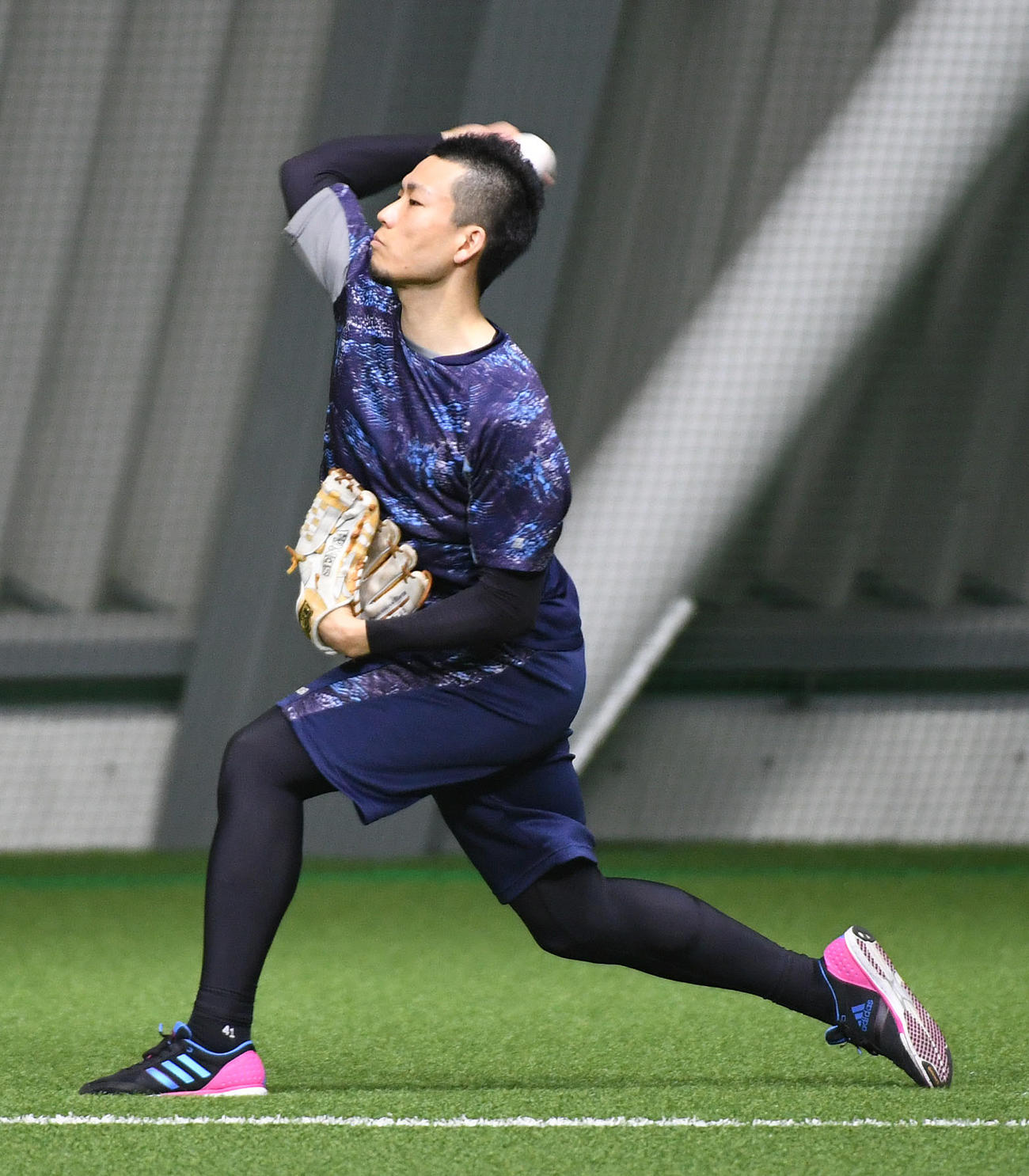 キャッチボールで調整する千賀滉大（2019年1月13日撮影）