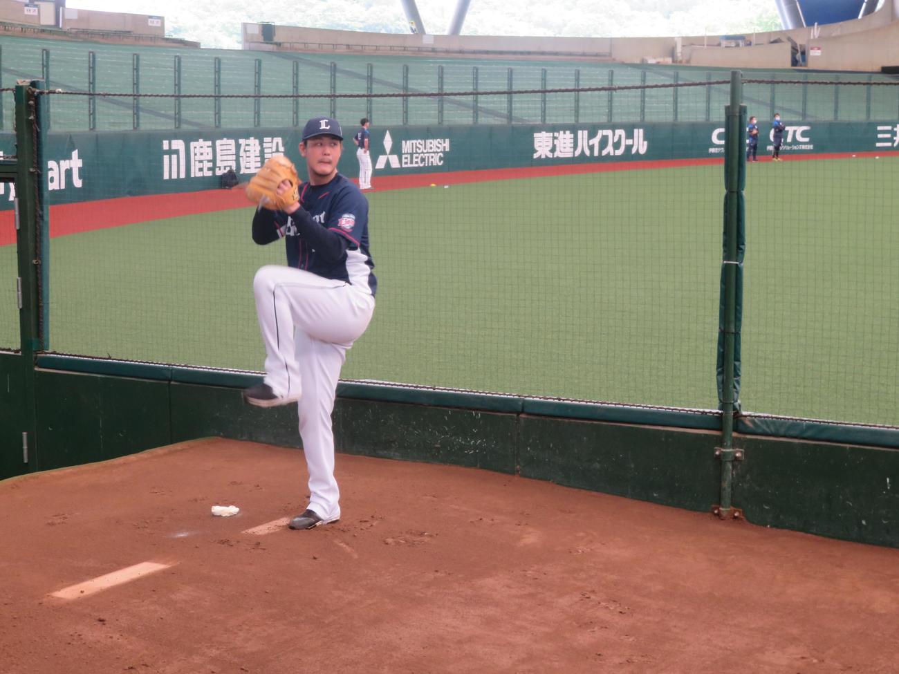 紅白戦前にブルペンで投球練習する西武高橋光（球団提供）