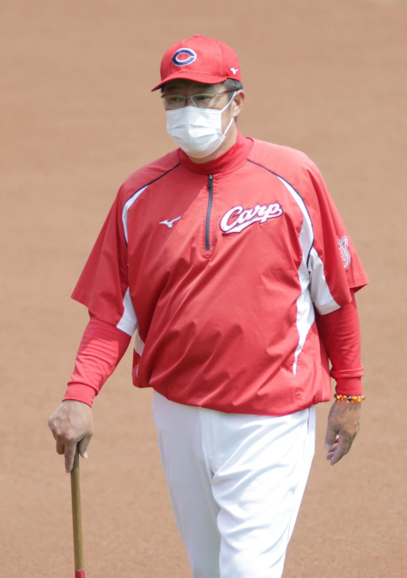 練習を見守る広島佐々岡監督（撮影・加藤孝規）