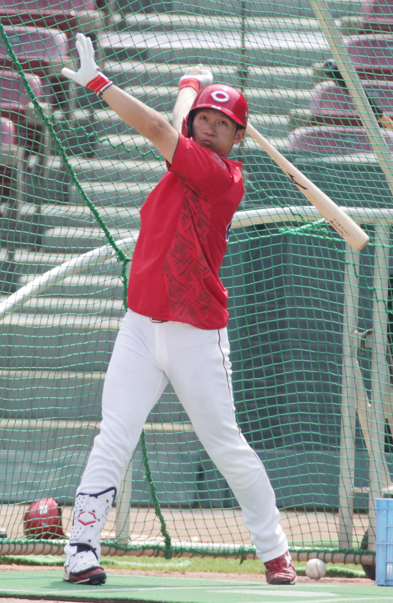 打撃練習をする広島西川（撮影・加藤孝規）