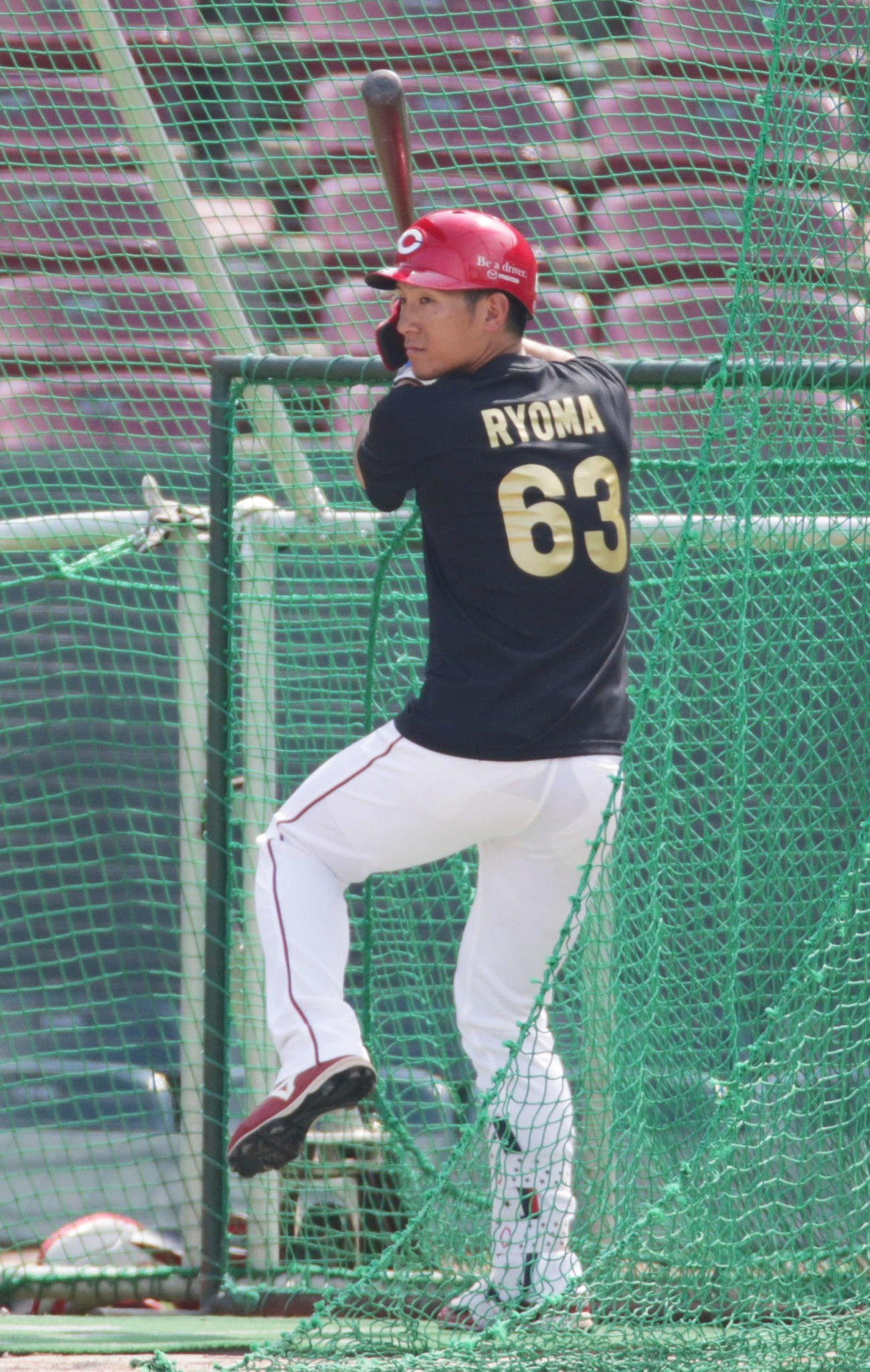 右打席に入って打撃練習をする広島西川（撮影・加藤孝規）