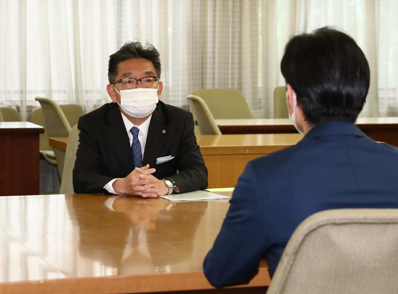 プロ野球開幕日が決まり鈴木北海道知事（手前）にあいさつする日本ハム川村球団社長兼オーナー代行（撮影・黒川智章）