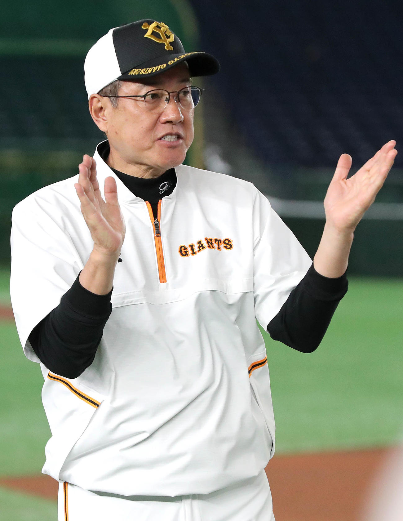 練習中、手をたたく巨人原監督（提供：読売巨人軍）