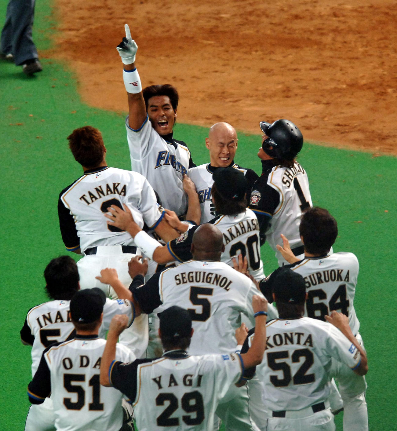 06年10月12日　プレーオフ第2ステージ第2戦　サヨナラ打を放ち右手を掲げ喜ぶ日本ハム稲葉